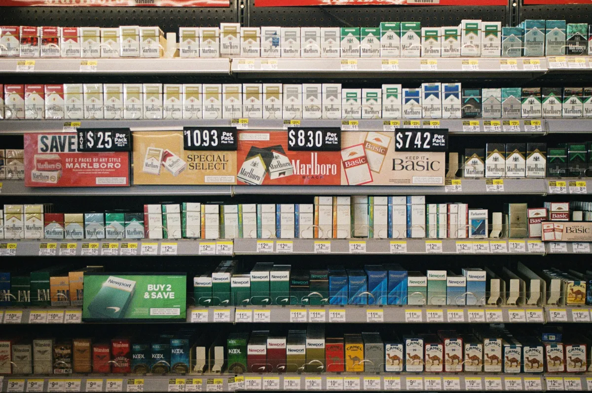 Fire virksomheder betaler bøde for udstilling af tobaks- og nikotinprodukter