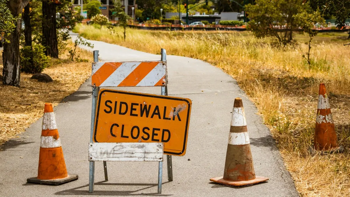 Skal kommunen betale erstatning, hvis der sker en ulykke pga. fejl i fortovet?