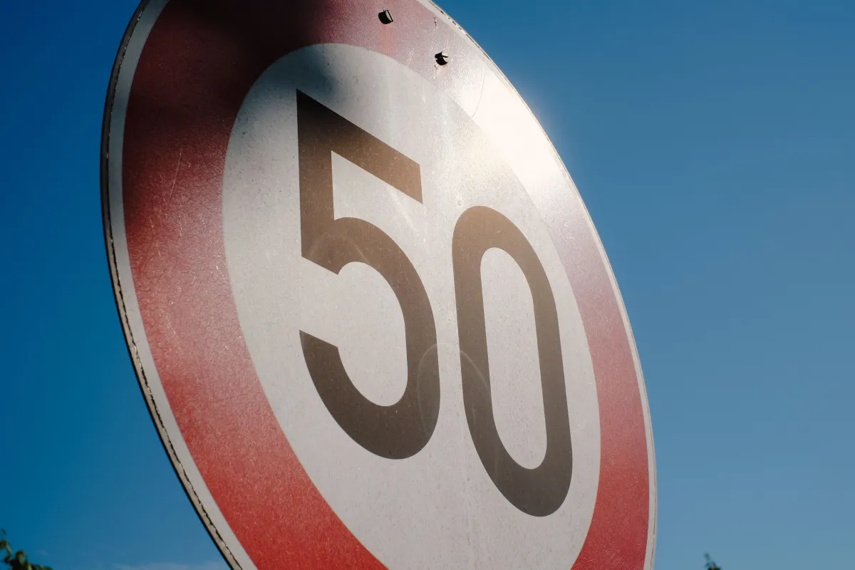 Hastighedsbegrænsning på 60 km/t ophørt efter svingning ind på anden vej