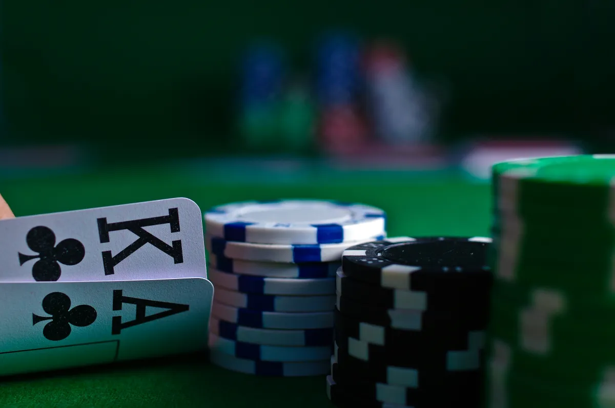 Pokergevinster førte til skattesag om over 10 mio. kr. – skatteyder fik sagen genoptaget og nedsat indkomsten
