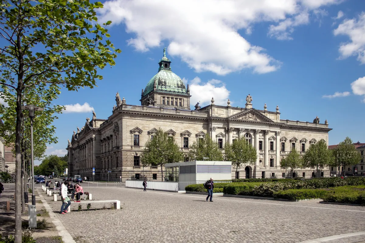 Om varetægtsfængsling med henblik på udsendelse og om dørlukning