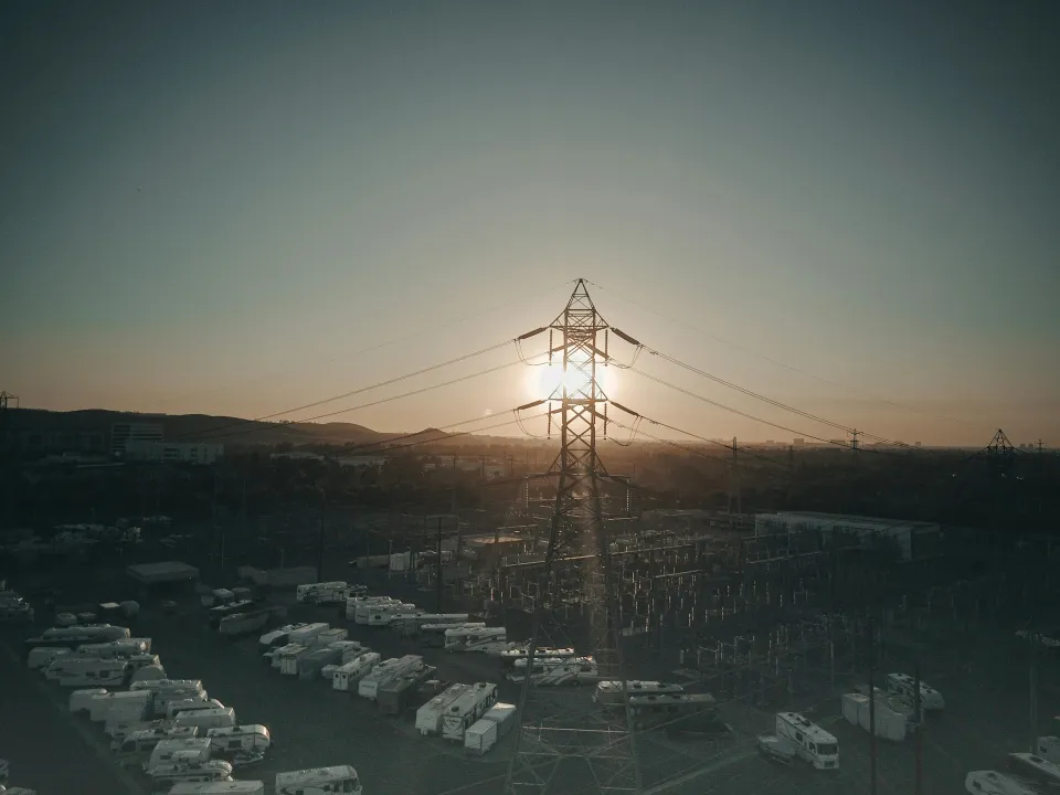 Ny lov om energiparker vedtaget – regler om kortere sagsbehandlingstid er på vej