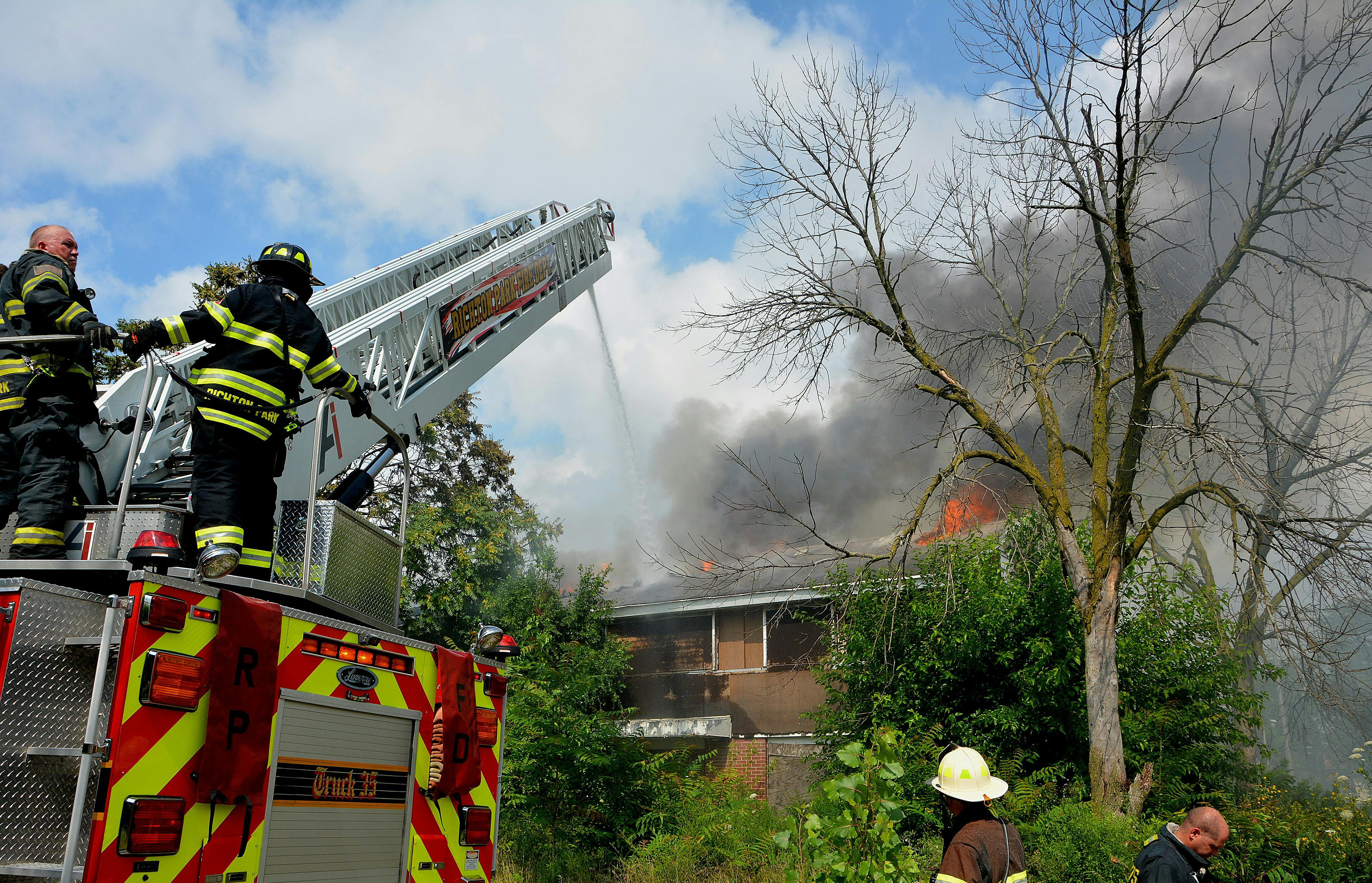 6 års fængsel og udvisning for bl.a. afpresning og brandstiftelse