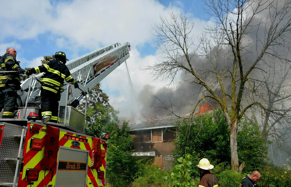 6 års fængsel og udvisning for bl.a. afpresning og brandstiftelse
