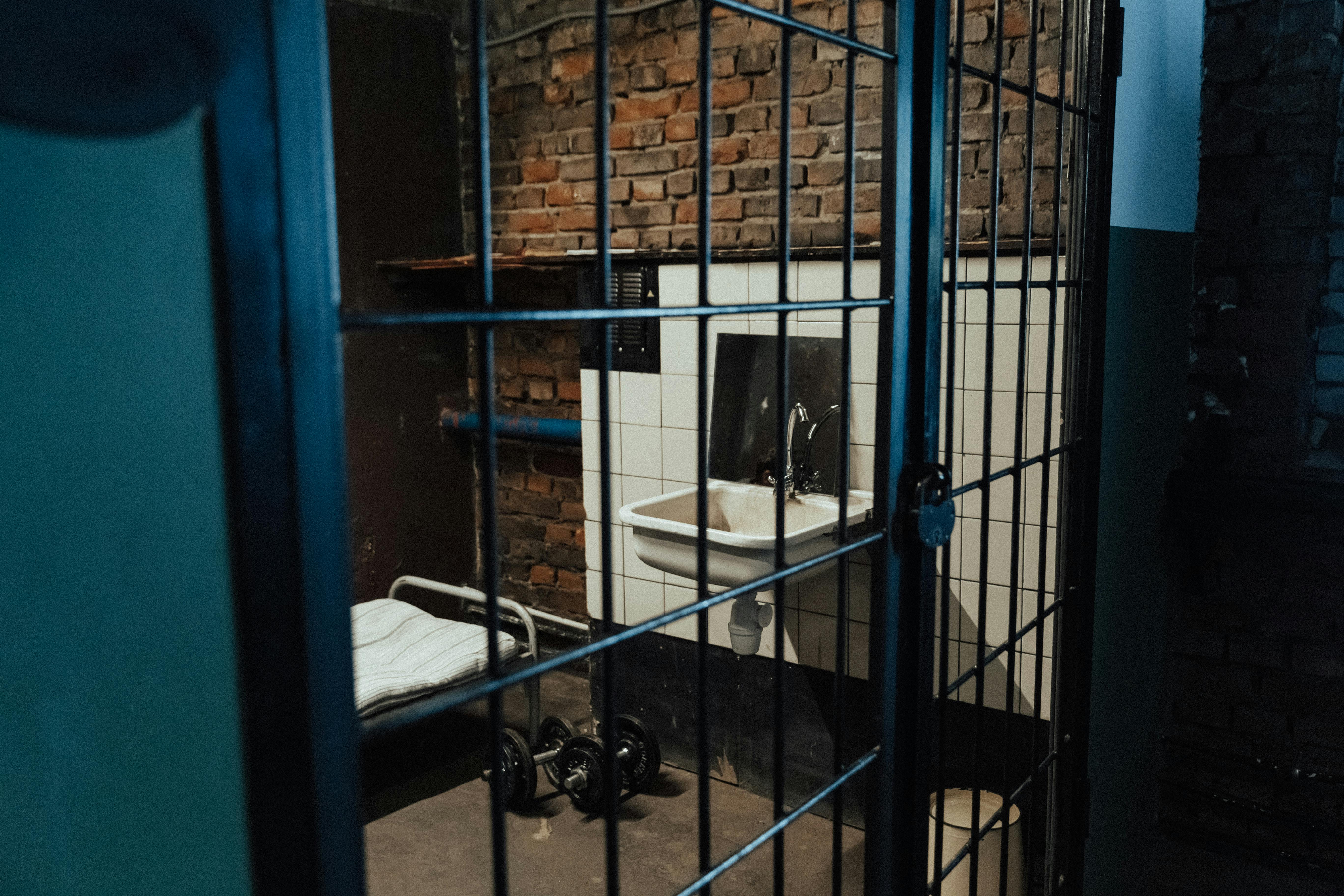 Danmark varetægtsfængsler dobbelt så meget som nære lande